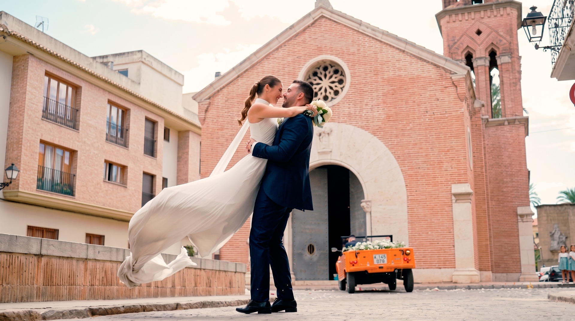 Novios abrazados frente a la iglesia tras la ceremonia de su boda en Valencia